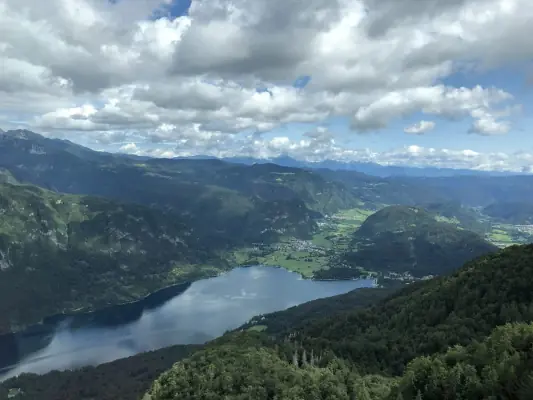 Bohinjsko jezero, idealno za kajakaštvo in kopanje